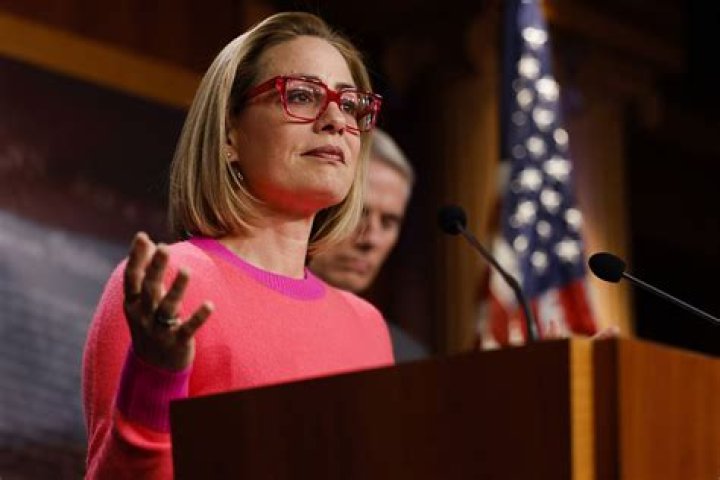
Arizona Sen. Kyrsten Sinema Leaves Democratic Party to Become Independent: ‘Right for the Country’ 