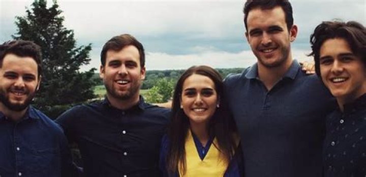 
Charlie Gillespie Family Photos With Parents and Four Siblings 