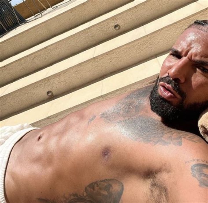 
Drake Show Off Washboard Abs And Flexes His Creds With Women 