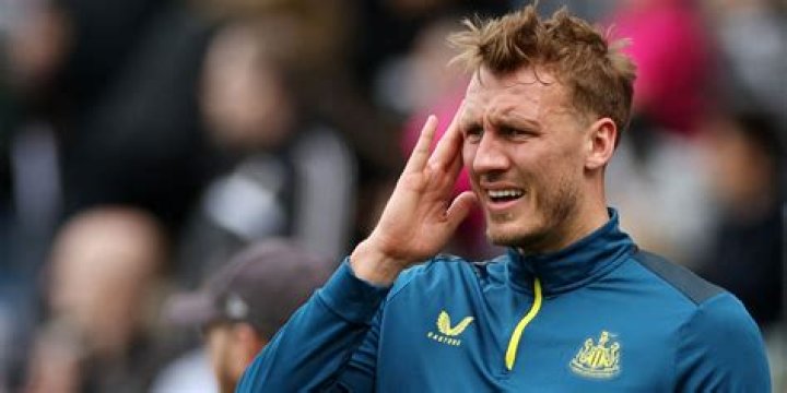 
Fans Notice That Newcastle Player Dan Burn Only Has 4 Fingers, What Exactly Happened To Him Hand? 