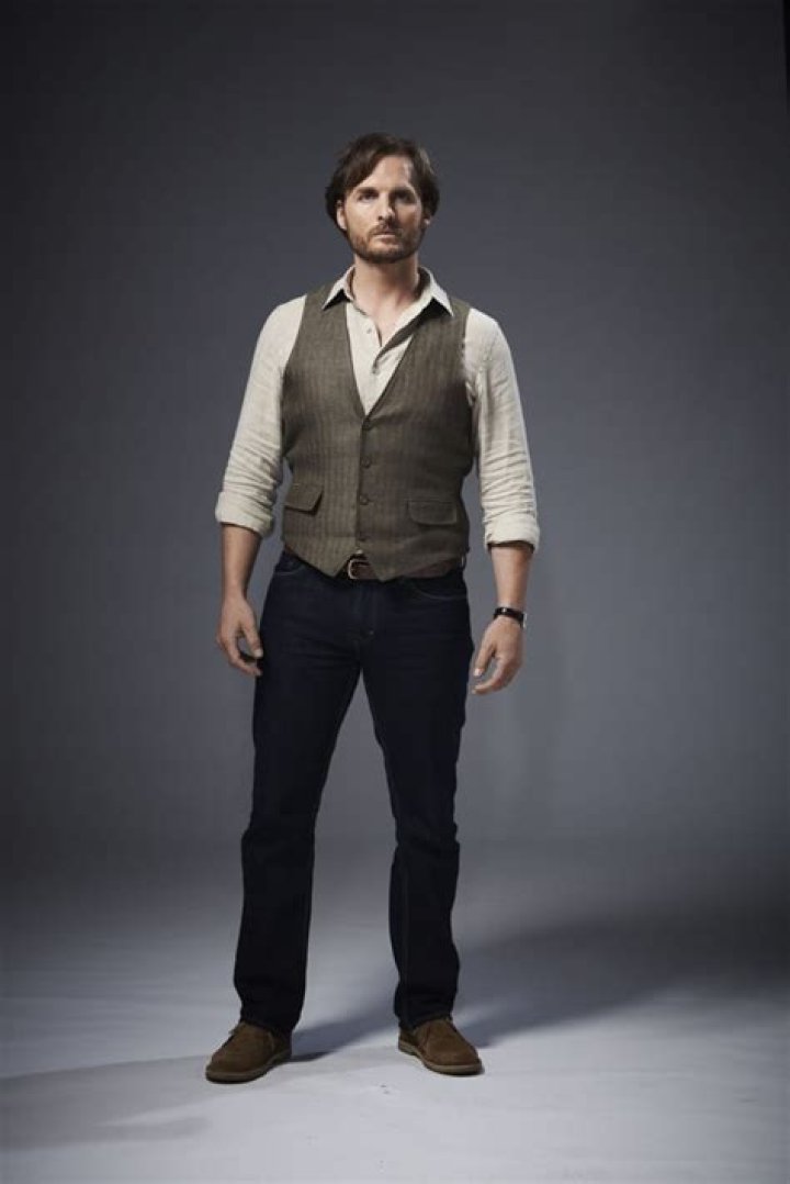 
Greg Bryk Height, Weight, Net Worth, Age, Birthday, Wikipedia, Who, Nationality, Biography 