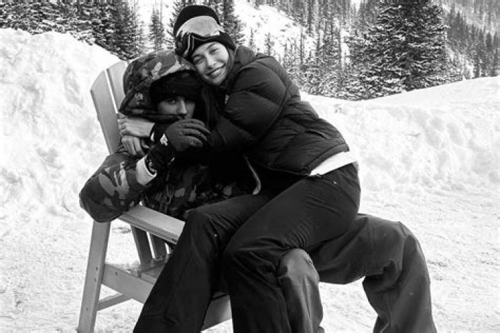 
Hailey Bieber Shares Holiday Photos from Wintry Colorado Getaway with Husband Justin and ‘Best Friends’ 