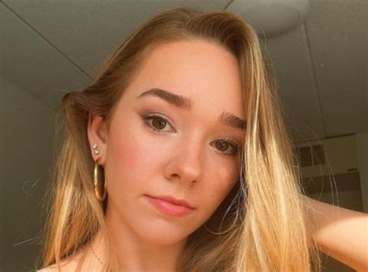 Holly Taylor Height, Weight, Net Worth, Age, Birthday, Wikipedia, Who, Nationality, Biography
