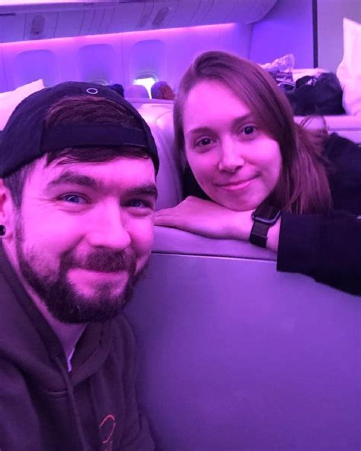 Is YouTuber Jacksepticeye still dating Evelien Gab Smolders? His girlfriend and love life