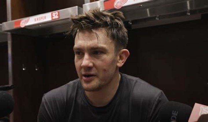 
James van Riemsdyk Height, Weight, Net Worth, Age, Birthday, Wikipedia, Who, Nationality, Biography 