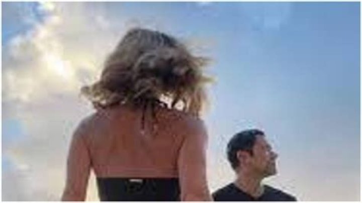 
Kelly Ripa Shows Off Her Swimsuit-Clad Backside in ‘Cheeky New Year’ Throwback with Mark Consuelos 