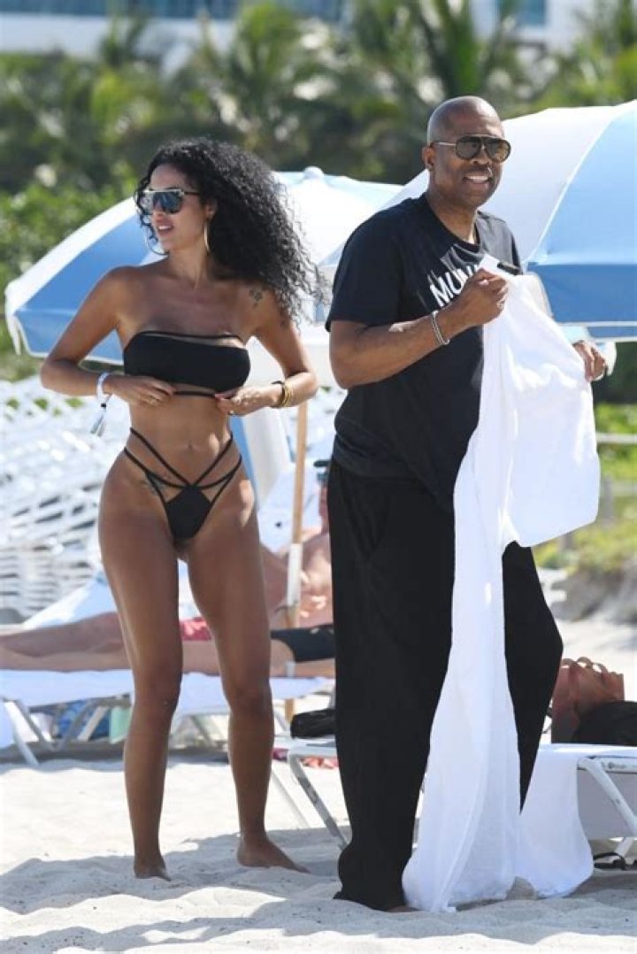 Kenny Smith dating model Aline Bernardes? The two spotted together in Miami Beach