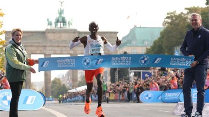 
Kenya’s Kipchoge breaks own world record to win 2022 Berlin marathon 