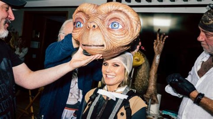 
Luchy Donalds Stuns As She Looks Good in pictures She Shared From The Street Of London 