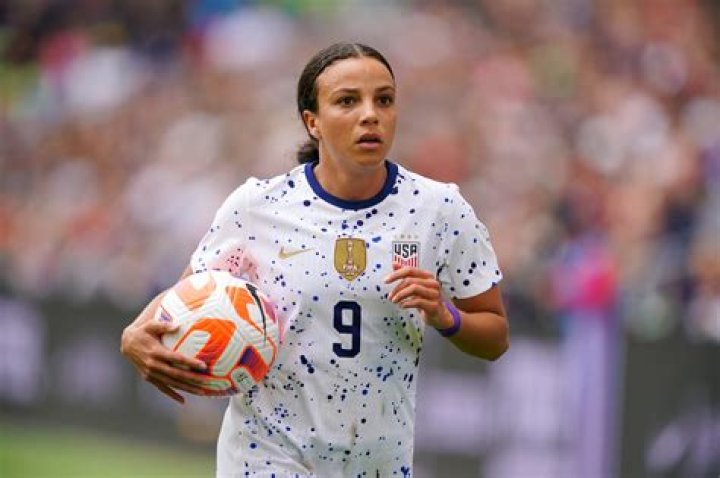 Mallory Swanson Pugh injury updates: USWNT star suffers a knee blow against Ireland, carted off the field