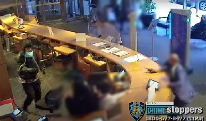 
Man Accused of Stabbing 2 Workers at MoMa Extradited to N.Y. to Face Charges Nearly Year After Attack 