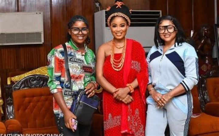 
Mercy Aigbe Receives Royal Treatment As Pays Courtesy Visit To The Oba Of Benin 