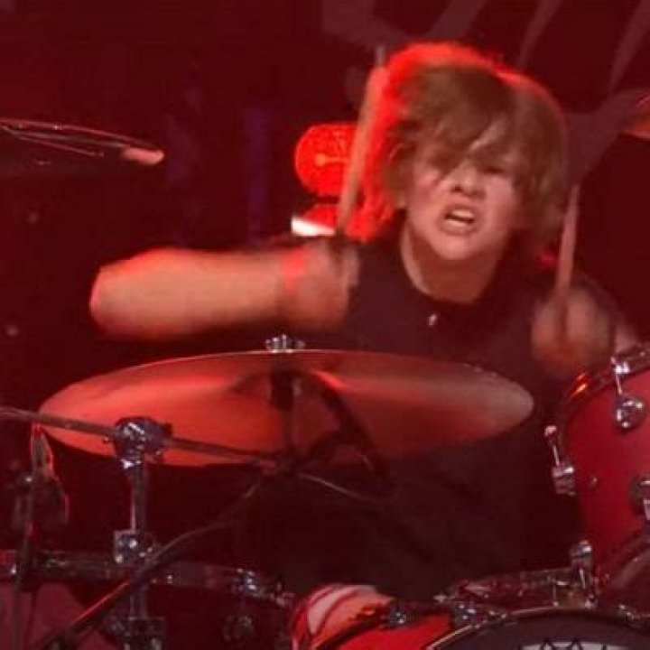 
Oliver Hawkins Pays Tribute To His Father With The Foo Fighters 