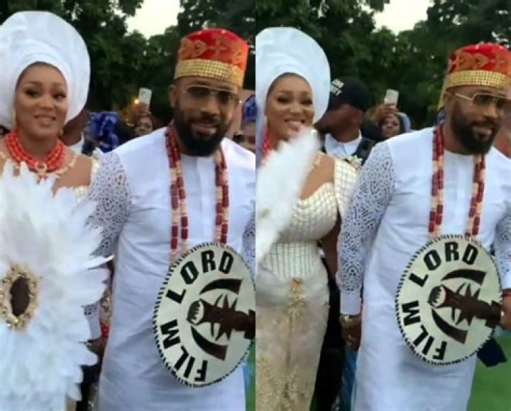 
Reactions As Nollywood Actor, Frederick Leonard Poses With Queen Nwokoye In A Movie Set. 