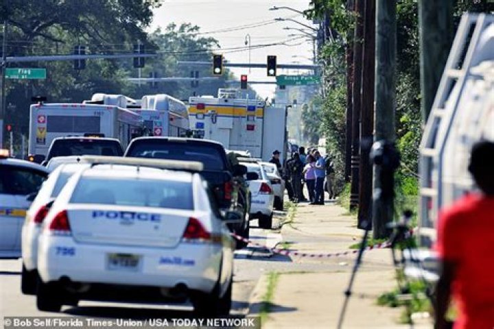 
Ryan Palmeter entering Jacksonville Dollar General before killing three people 
