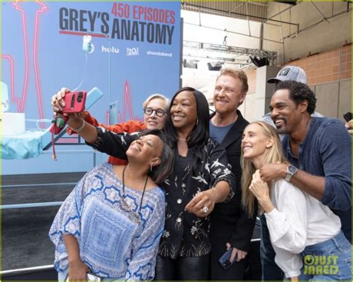 
Sandra Oh Has Sweet ‘Grey’s Anatomy’ Reunion With Shonda Rhimes and Chandra Wilson at 2022 Emmys 