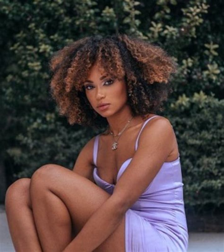 
Sarah Kimpembe Height, Weight, Net Worth, Age, Birthday, Wikipedia, Who, Nationality, Biography 