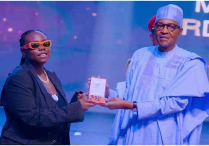 
Singer Teni accused of being disrespectful to President Buhari while receiving National award 