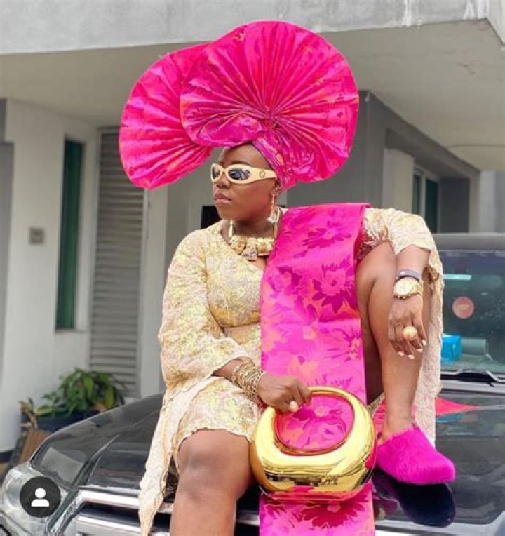 
Singer, Teni Accused Of Disrespecting Buhari During Award Presentation 