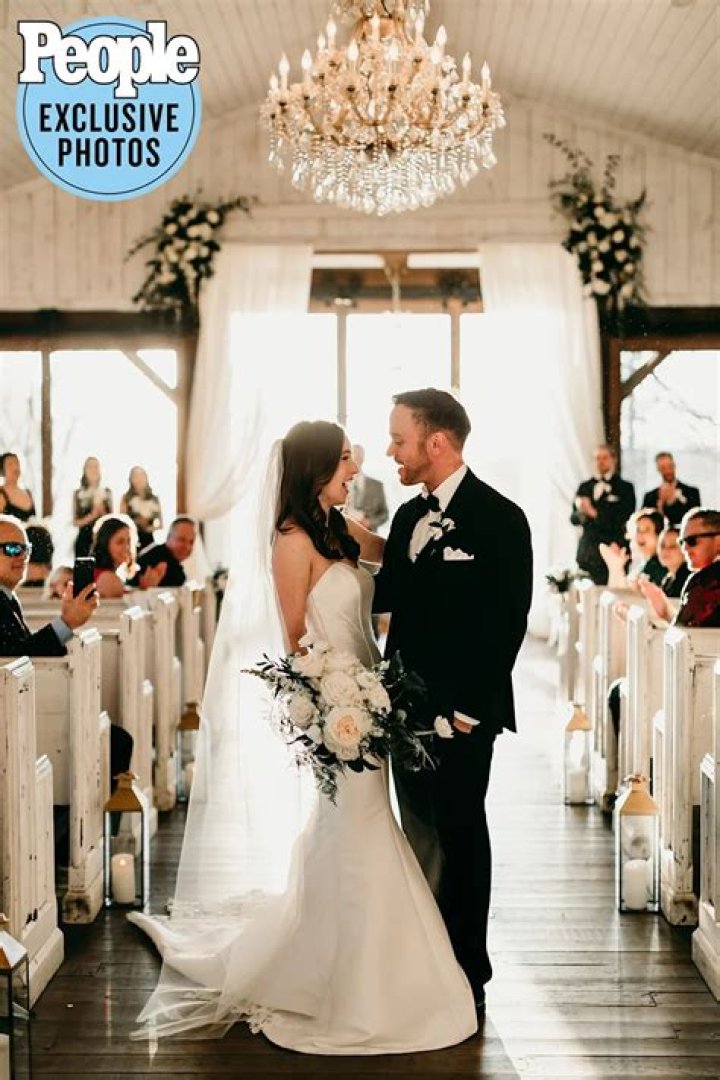 
The Hobbs Sisters’ Lauren Hobbs Marries Nashville Drummer Neal Yakopin: See the Wedding Photos 
