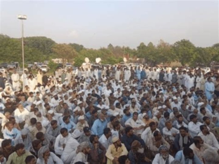 
Thousands of disgruntled farmers paralyse Islamabad 