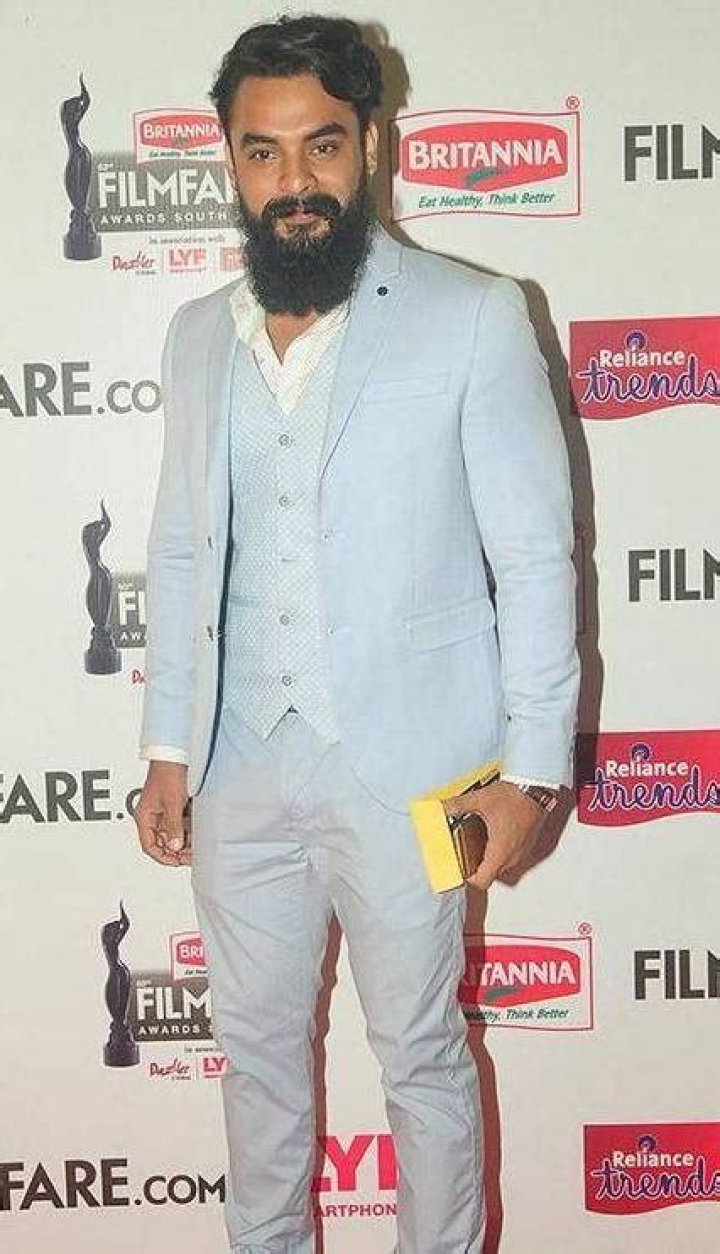 Tovino Thomas Height, Weight, Net Worth, Age, Birthday, Wikipedia, Who, Instagram, Biography