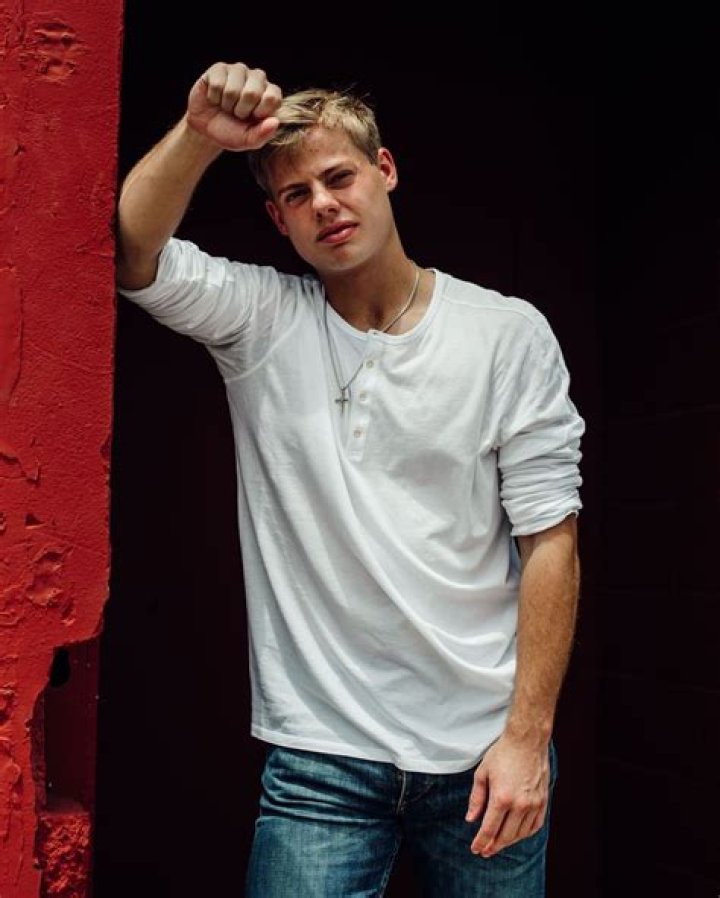 
Val Mooty Height, Weight, Net Worth, Age, Birthday, Wikipedia, Who, Nationality, Biography 