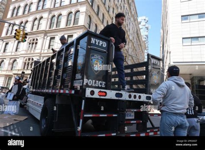 
Watch: Ahead of Donald Trump’s arrest, NYPD sets up barricades outside Manhattan Criminal Court 
