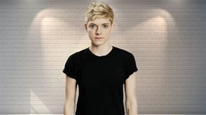 
Who is Mae Martin Partner? Is Mae Martin in a Relationship? 