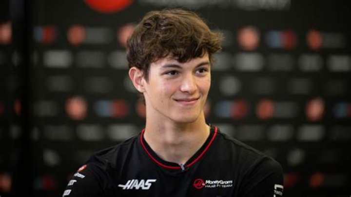 Why Does Oliver Steele Wear A Hat on American Idol?